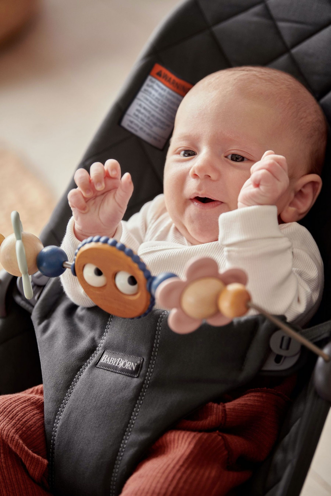 BabyBjörn - Ensemble Transat Bouncer Bliss et Jouet en Bois, Beige Pâle