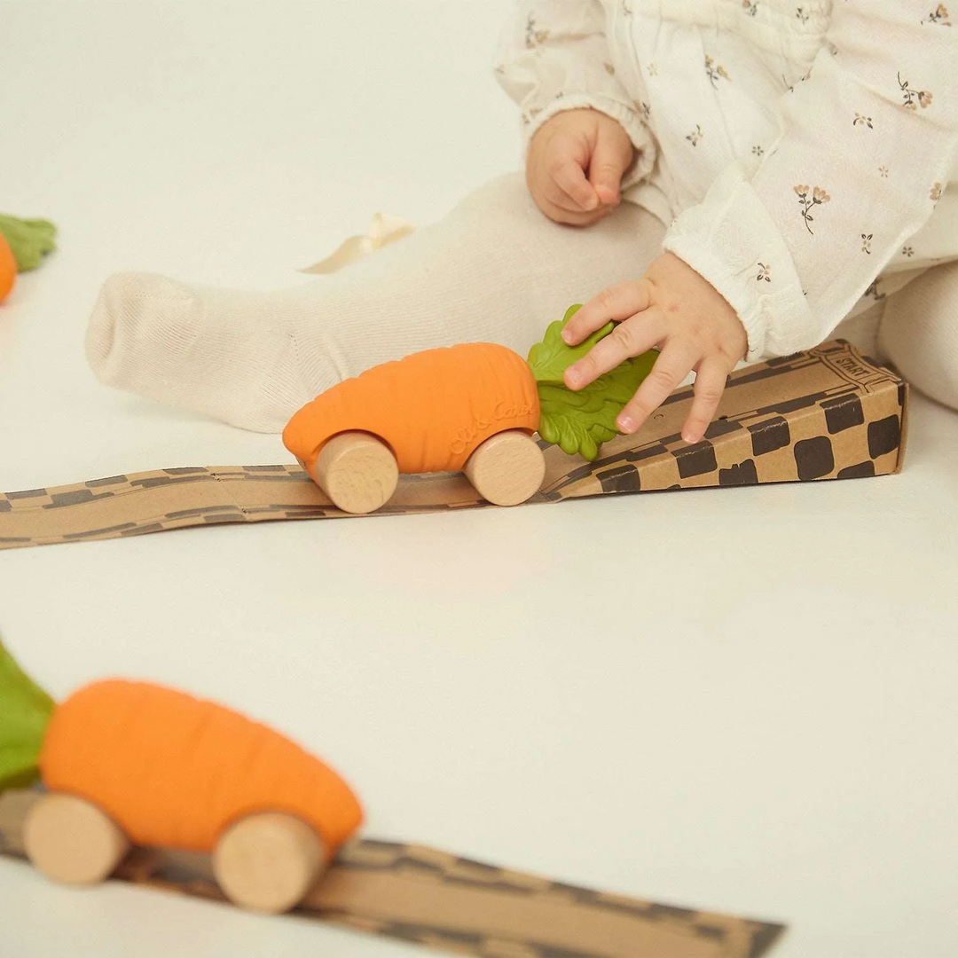 Oli & Carol - Voiture en Caoutchouc Naturel, Cathy la Carotte