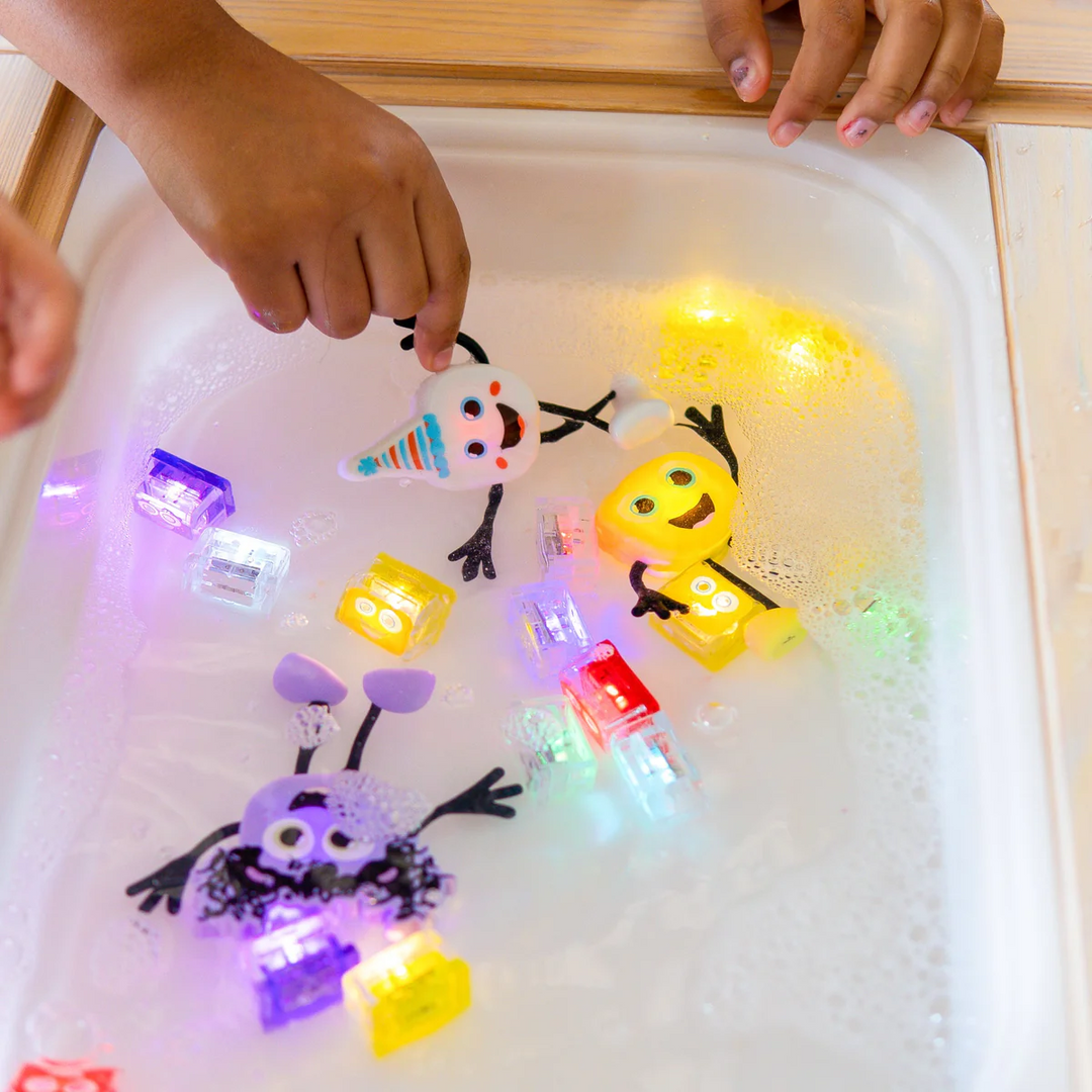 Personnage avec 2 Cubes Lumineux Activés par l'Eau, Copain de Fête 2.0