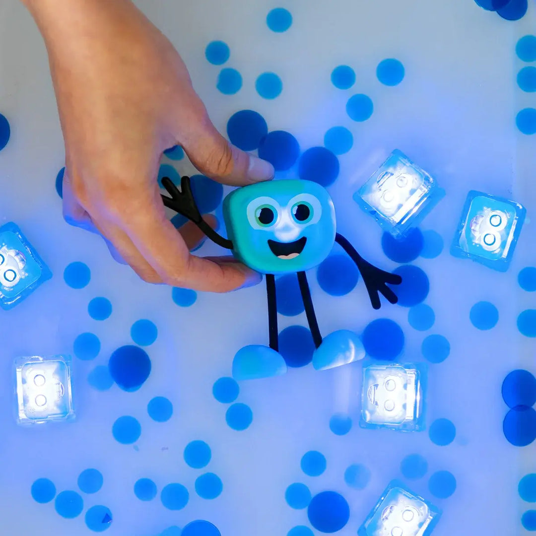 Glo Pals - Personnage avec 2 Cubes Lumineux Activés par l'Eau, Blair 2.0