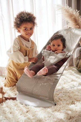 BabyBjörn - Transat Bouncer Bliss, Cadre Gris Pâle, Filet Gris Beige