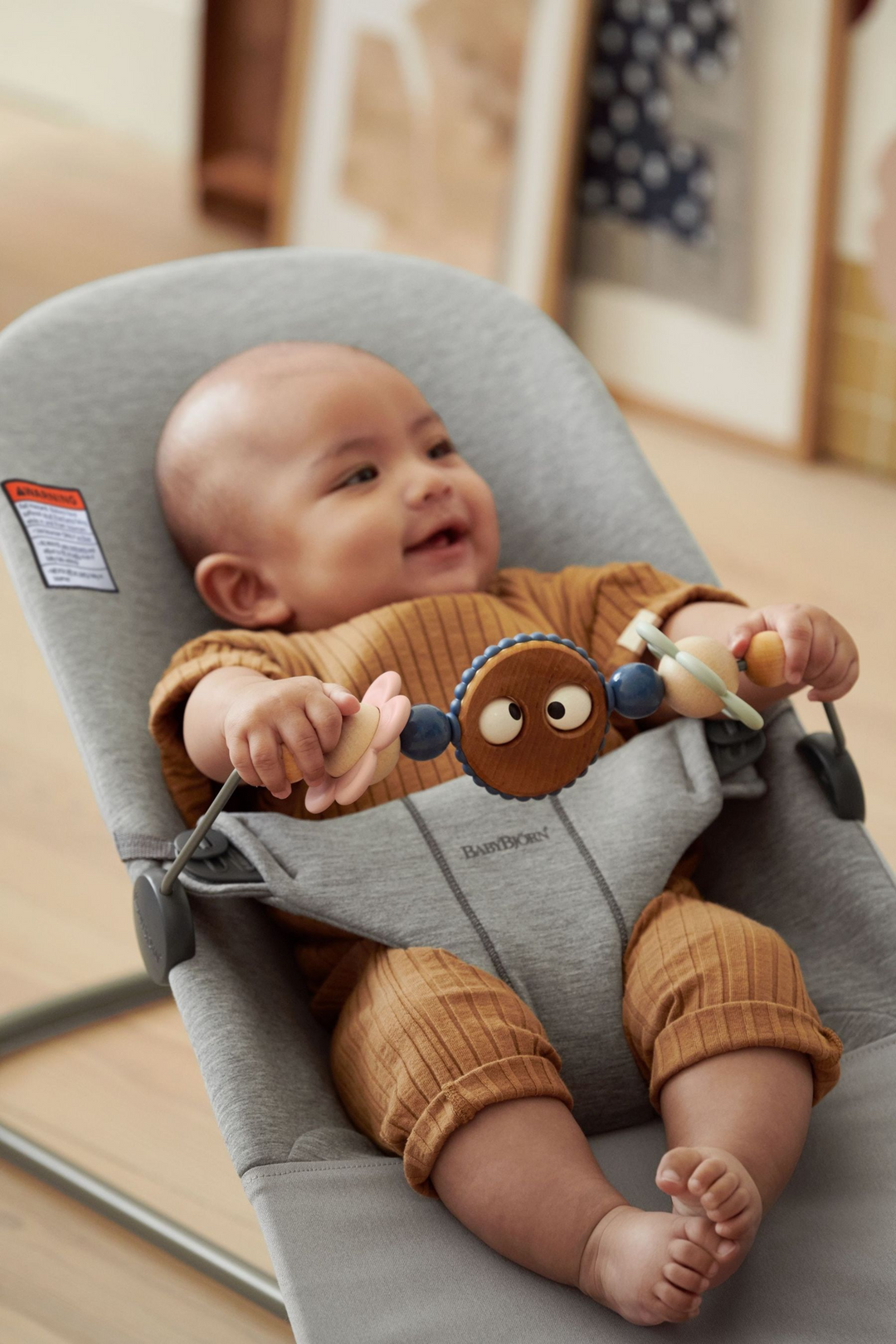 BabyBjörn - Ensemble Transat Bouncer Bliss et Jouet en Bois, Beige Pâle