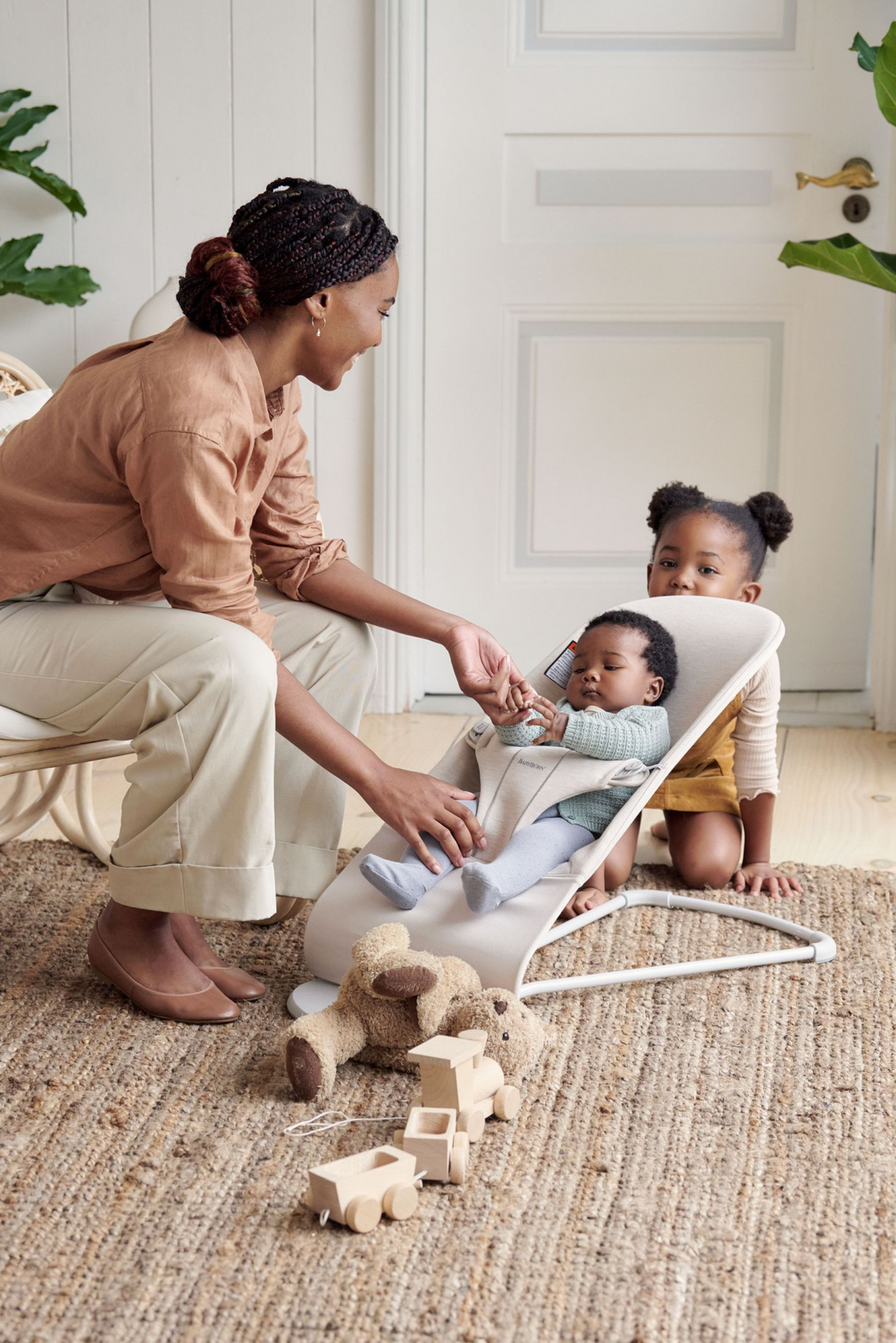 BabyBjörn - Ensemble Transat Bouncer Bliss et Jouet en Bois, Beige Pâle